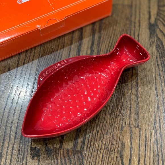 New Le Creuset Medium Fish Dish in Cerise - Picture 2 of 3